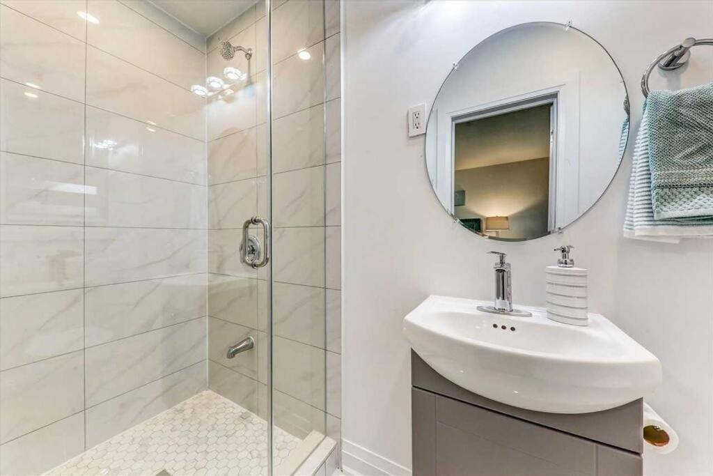 3-Bedroom Modern Luxury Apartment In The Heart Of City Toronto Exteriör bild