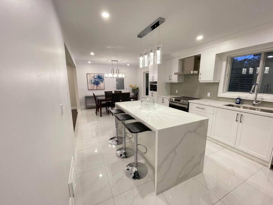 3-Bedroom Modern Luxury Apartment In The Heart Of City Toronto Exteriör bild